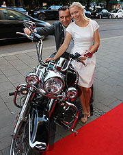 Falk Raudies mit seiner Verlobten Andrea Mühlbauer bei Juwelier Hilscher (©Foto: Martin Schmitz)